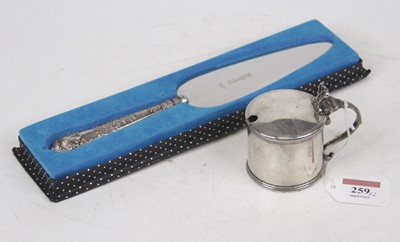Lot 259 - A George V silver mustard, of plain drum shape...