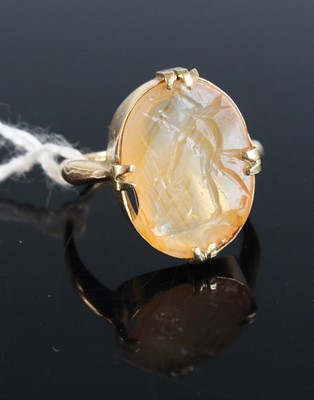 Lot 355 - An 18ct gold and agate signet ring (agate...
