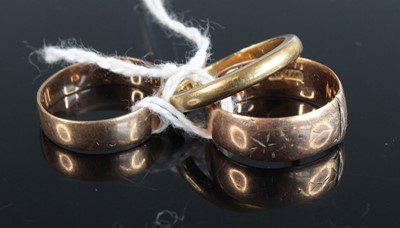 Lot 356 - Three various 9ct gold wedding bands, gross...