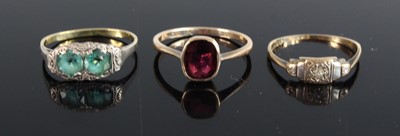 Lot 358 - A 9ct gold & platinum diamond three stone ring,...