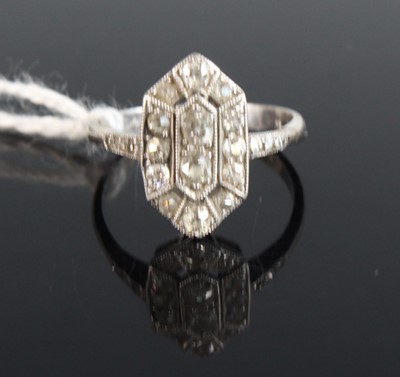 Lot 362 - An Art Deco platinum and diamond tablet ring,...