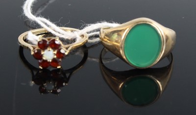 Lot 364 - A gent's 9ct gold signet ring, set with a...