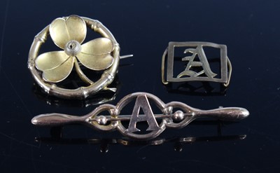 Lot 398 - An early 20th century yellow metal three-leaf...