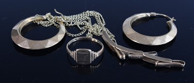 Lot 401 - Assorted 9ct gold, to include a signet ring,...