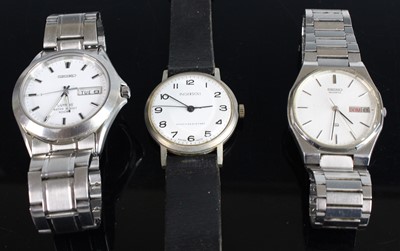 Lot 411 - A gent's steel cased Seiko quartz wristwatch;...