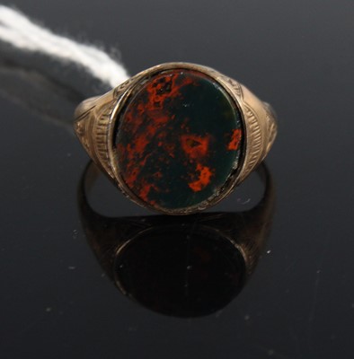 Lot 416 - A 9ct gold and bloodstone set signet ring,...