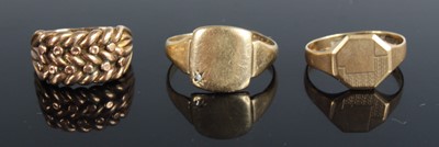 Lot 450 - A 9ct gold signet ring, set with a small rose...