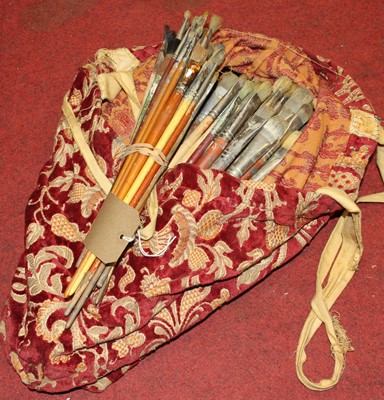 Lot 682 - A large collection of artists paint brushes to...