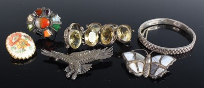 Lot 465 - Assorted costume jewellery to include a silver...
