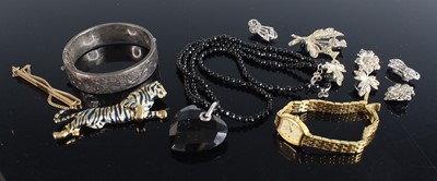 Lot 466 - Assorted costume jewellery to include a silver...