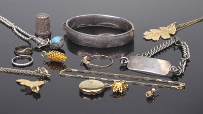 Lot 471 - Mixed lot to include silver hinged bangle,...