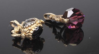 Lot 473 - A 9ct gold and amethyst swivel fob pendant;...