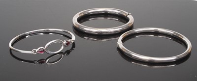 Lot 479 - A contemporary silver and cabochon amethyst...