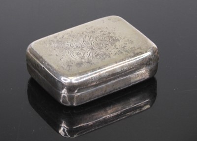 Lot 490 - A George III silver snuff box, having...