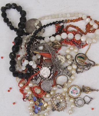 Lot 524 - A collection of costume and other jewellery to...