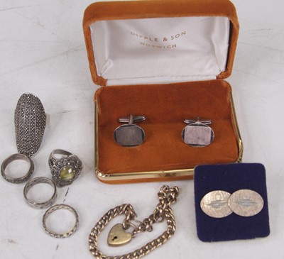 Lot 526 - A small collection of jewellery to include a...