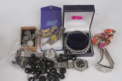 Lot 528 - A collection of miscellaneous items to include...