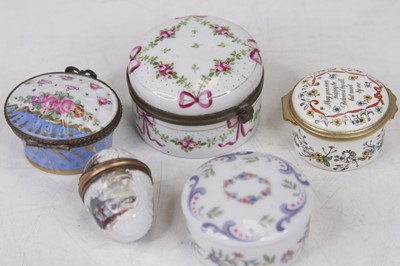 Lot 529 - A 19th century enamelled pill box of hinged...