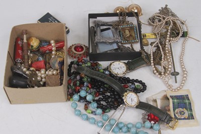 Lot 533 - A box of miscellaneous items to include a...
