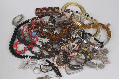 Lot 534 - A box of miscellaneous items to include an...