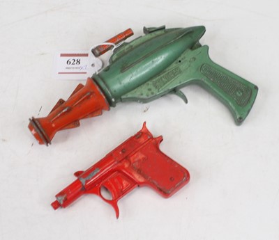 Lot 628 - A Lonestar Toys Stingray cap pistol length...