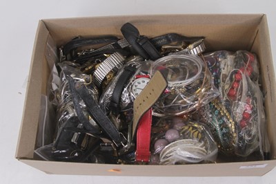 Lot 552 - A collection of miscellaneous costume...