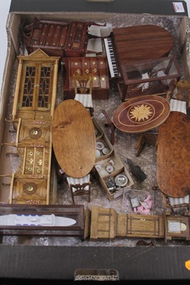 Lot 557 - A collection of dolls house furniture to...