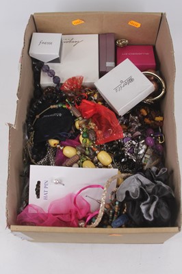 Lot 558 - A collection of modern costume jewellery to...