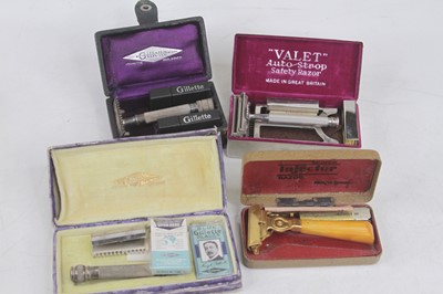 Lot 335 - A gent's "Valet" auto-strop safety razor in...