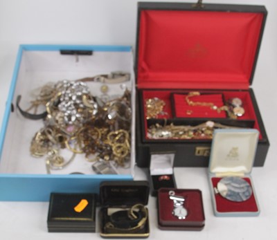 Lot 338 - A large collection of costume jewellery to...