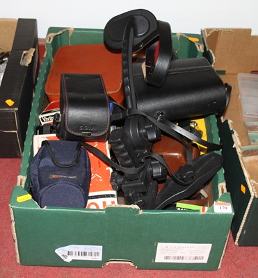 Lot 759 - A collection of lenses and other photographic...