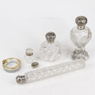 Lot 353 - A late Victorian scent bottle, having a cut...