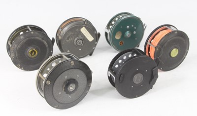 Lot 441 - A Sportfish reel bag contianing various reels...