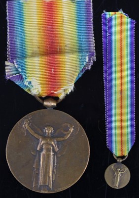 Lot 71 - A WW I French Allied Victory medal, official...