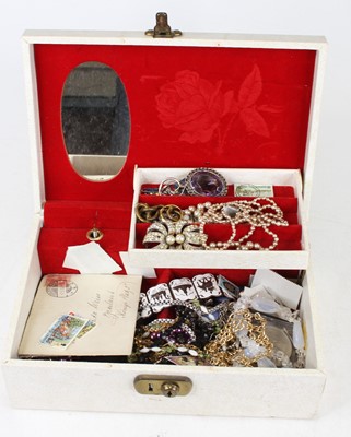 Lot 490 - A cream faux leather jewellery box containing...