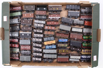 Lot 439 - Large tray containing 65 unboxed 00-gauge...