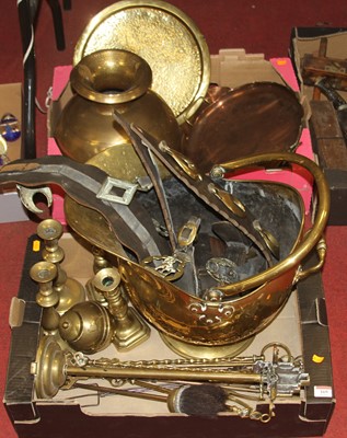 Lot 169 - A collection of metalware, to include a pair...