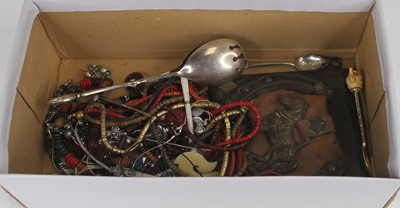Lot 354 - A collection of miscellaneous items, to...