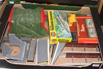 Lot 1522 - A part-boxed Intercity 125 train set and a box...