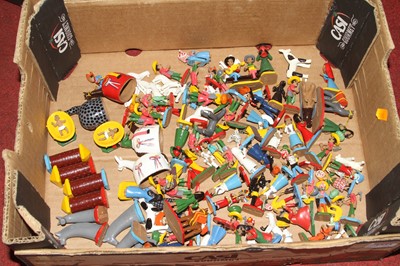 Lot 1555 - A quantity of mixed miniature figures