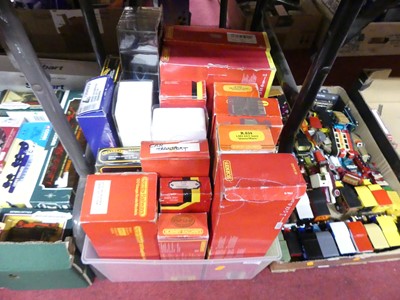Lot 1622 - Assorted 00 gauge rolling stock, principally...