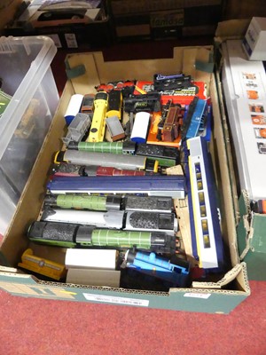 Lot 1624 - A box of assorted 00 gauge loose rolling stock...