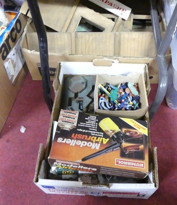 Lot 1626 - Assorted model makers scenery, plastic figures,...
