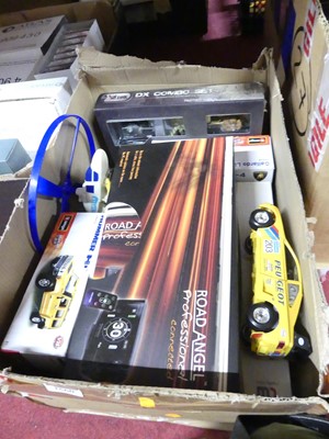 Lot 1660 - A small quantity of modern issue diecast toys,...