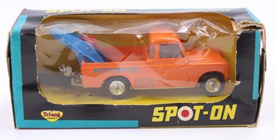 Lot 1681 - Triang Spot-On No.402 Crash Service Land Rover,...