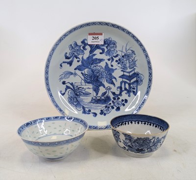 Lot 26 - A Chinese blue and white porcelain dish,...