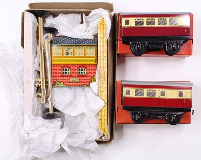 Lot 121 - Hornby ‘M’ Station Set comprising one ‘M’...