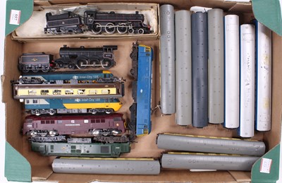 Lot 557 - A trayful of unboxed 00-gauge items all in (VG-...
