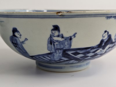 Lot 2377 - A pair of Chinese export blue and white...