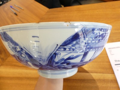 Lot 2377 - A pair of Chinese export blue and white...